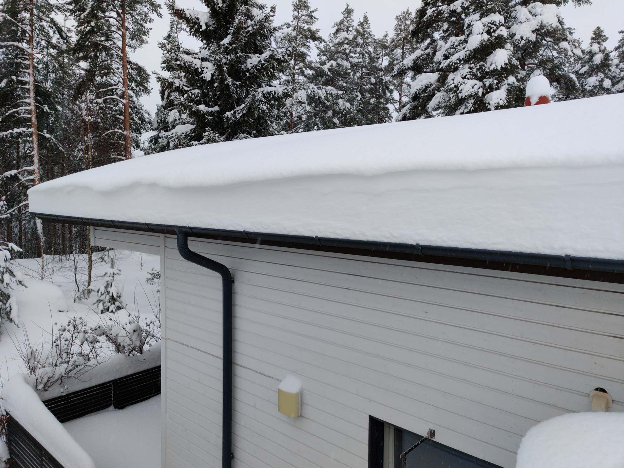 Asuntokaupan kuntotarkastuksen rajaus, lunta katolla